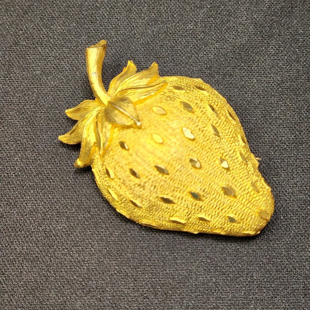 Vintage 60’s Mamselle Gold Tone Strawberry Brooch - Picture 2 of 10